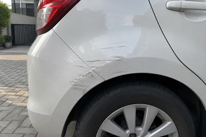 Foto baret di bodi mobil pelanggan
